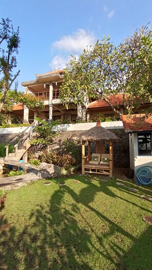 Property grounds - Charming 3-bedroom villa with WiFi, AC in the Air Sanih, The north of Bali (Bali)