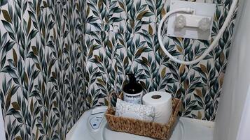 Douche, articles de toilette écologiques, serviettes fournies, savon