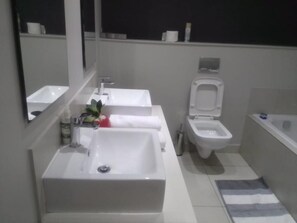 อพาร์ทเมนท์, 2 ห้องนอน, พร้อมสิ่งอำนวยความสะดวกสำหรับผู้พิการ, ระเบียง | ห้องน้ำ | กระดาษชำระ