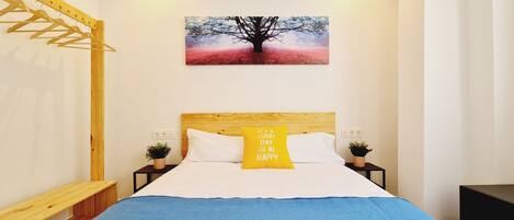 Escritorio, tabla de planchar con plancha y wifi gratis