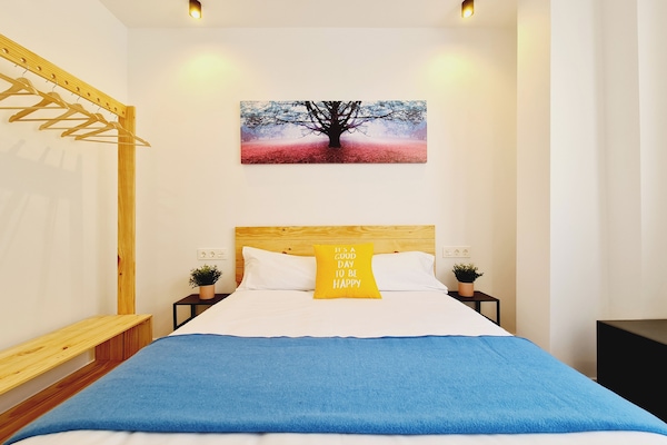 Family Quadruple Room | Meja, seterika/papan seterika, Wi-fi percuma