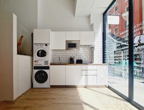 Een bureau, een strijkplank/strijkijzer, gratis wifi