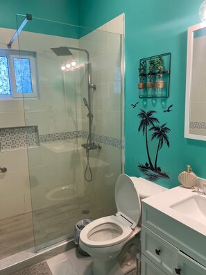 Dusche, Haartrockner, Handtücher, Toilettenpapier
