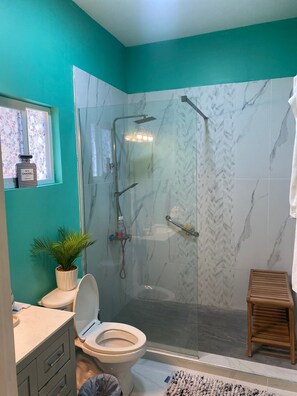 Douche, sèche-cheveux, serviettes fournies, papier toilette