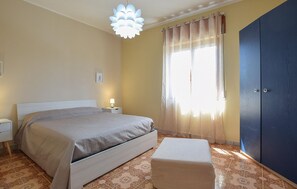 3 bedrooms, iron/ironing board, free WiFi