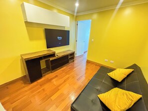 Smart TV, libros, estéreo