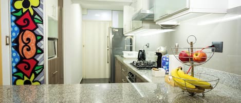 Kühlschrank, Mikrowelle, Ofen, Herdplatte