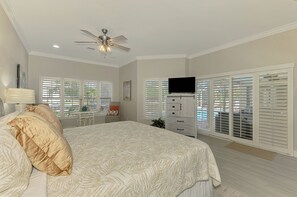 3 bedrooms, free WiFi, bed sheets - Banyan Tree Beach House | Updated Canal-Front Pool Home w/ Private Dock (Siesta Key)