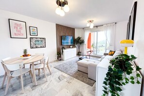 Una televisión, una chimenea