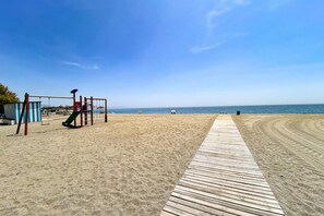 Nær stranden og strandhåndklær