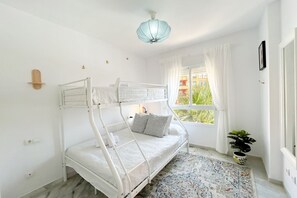 2 quartos, ferros/tábuas de passar roupa, berço de viagem
