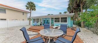 Large Renovated Studio-Steps to beach and walk to St. Armand's