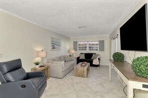 Smart TV - Blue Wave | Prime Siesta Key - Walk to Beach & Village, Plus Private Pool (Siesta Key)