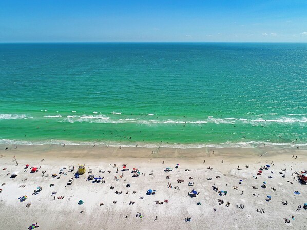 Una spiaggia nelle vicinanze