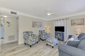 Smart TV, books - Keylime Retreat | End-Unit Condo, Walk to SK Beach & Village, Pool Access (Siesta Key)