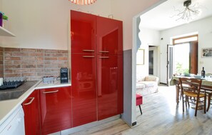 Refrigerador, parrilla de estufa, lavavajillas y cafetera y tetera 