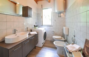 Shower, hair dryer - 2 bedroom beautiful home in Cortazzone (Cortazzone)