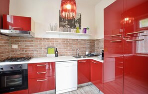 ثلاجة، موقد طهي مسطح، غسالة أطباق، ماكينة لصنع القهوة/الشاي