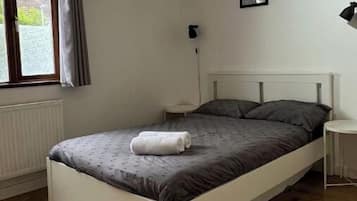 1 slaapkamer, een strijkplank/strijkijzer, wifi, beddengoed