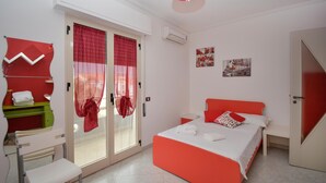 A bedroom with a bed, a desk, a chair, and a wardrobe. - Amazing apartment in Santa Croce Camerina (Santa Croce Camerina)