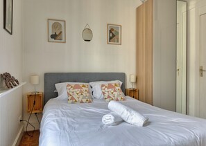 1 habitación, escritorio, tabla de planchar con plancha y wifi 