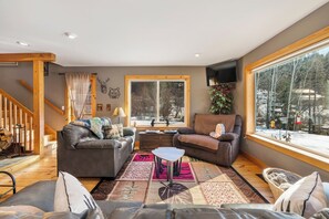 Smart-TV, Kamin, Tischfußball, Bücher