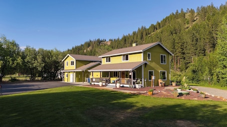 Exterior. 5 Min to Downtown Leavenworth * CabinVibe * Fenced