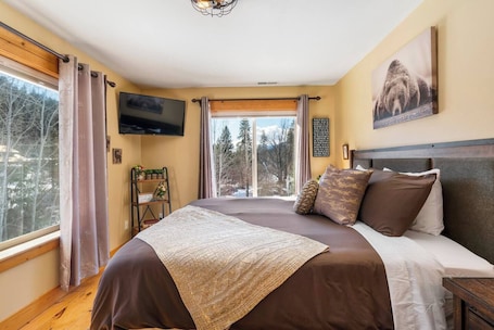 4 bedrooms, desk, iron/ironing board, travel crib. 5 Min to Downtown Leavenworth * CabinVibe * Fenced