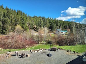 Property grounds - 5 Min to Downtown Leavenworth * CabinVibe * Fenced (Leavenworth)