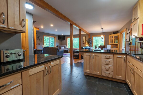 Interior - 5 Min to Downtown Leavenworth * CabinVibe * Fenced (Leavenworth)