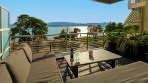 Outdoor dining - Luxury Sea View 2BR Apt - Balcony & Free Parking (Volos)
