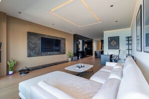 Smart TV, fireplace, stereo, computer monitors - Luxury Sea View 2BR Apt - Balcony & Free Parking (Volos)