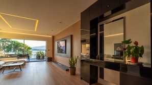 Una sala de estar moderna con un ventanal grande, un sofá, una mesa de centro y una planta en maceta.