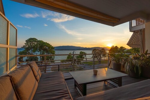 Luxury Sea View 2BR Apt - Balcony & Free Parking