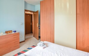 2 bedrooms, iron/ironing board, free WiFi