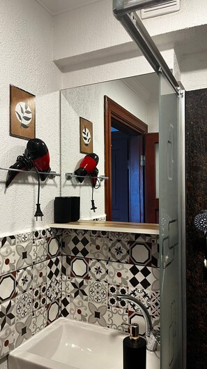 標準客房, 露台, 海景 | 浴室 | 獨立浴缸及淋浴設備、免費梳洗用品、風筒、提供毛巾