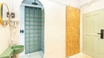 Shower, hair dryer, bidet, towels