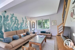 TV, table tennis, books - La bulle verte - LA RICHARDAIS (LA RICHARDAIS)