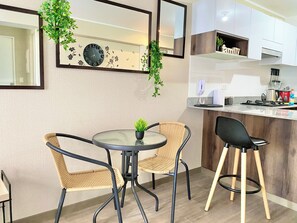 Comfort Apartment, City View | Dining room