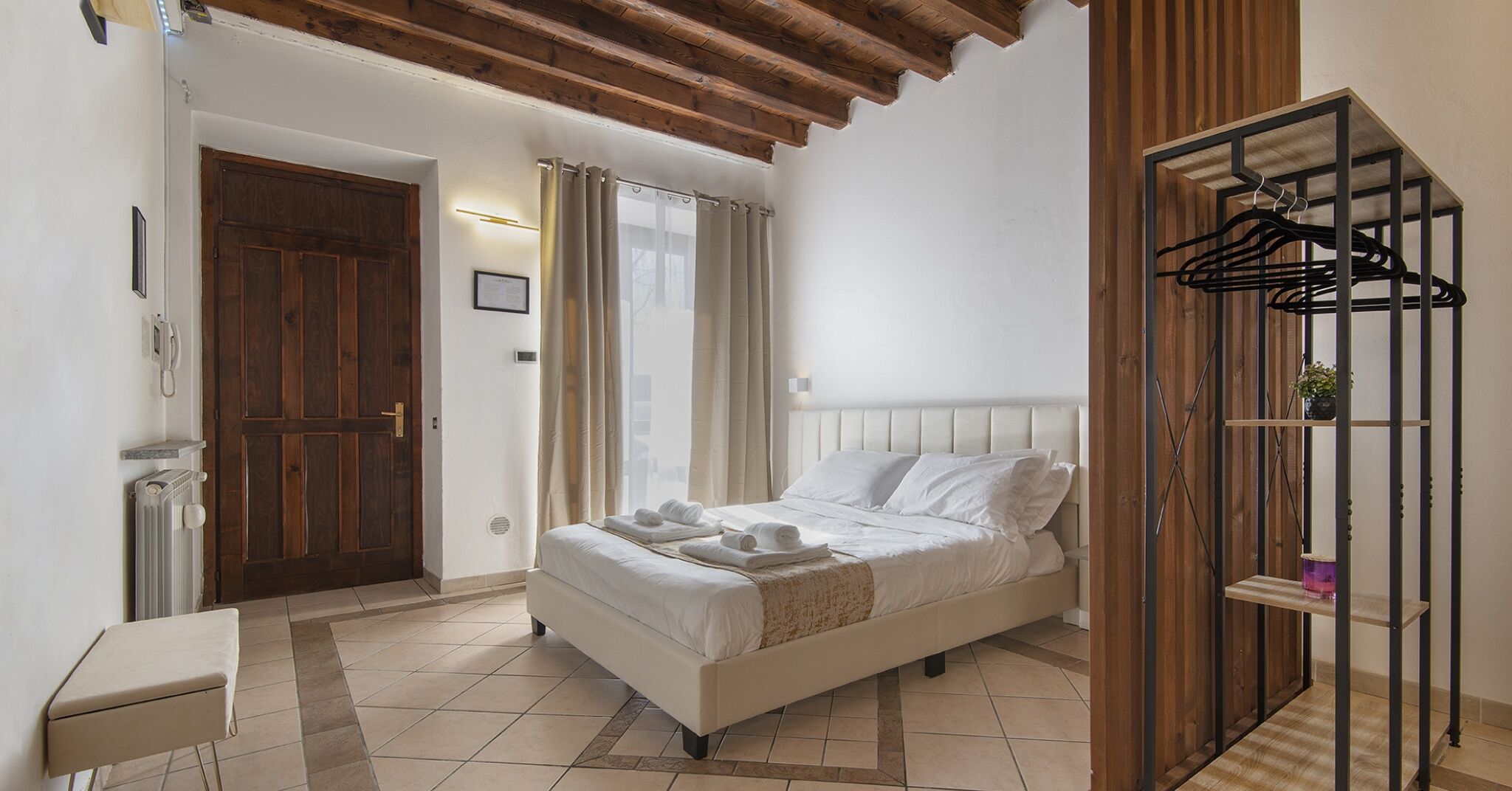 1 habitación, tabla de planchar con plancha, wifi y ropa de cama 