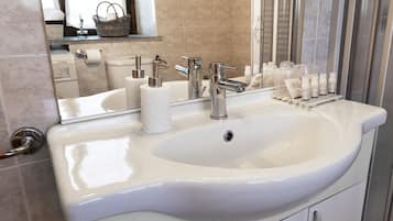 Doccia, asciugacapelli, bidet, asciugamani