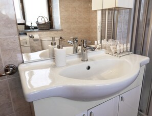 Regadera, secadora de cabello, bidet, toallas 