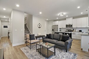 Apartamento familiar, varias camas, vistas al lago | Zona de estar | Smart TV de 55 pulgadas con canales digitales, servicios de streaming