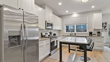 Family Apartment, Multiple Beds, Lake View | Private kitchen | Fridge, microwave, oven, stovetop