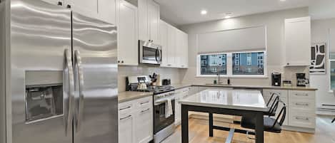 Family Apartment, Multiple Beds, Lake View | Private kitchen | Fridge, microwave, oven, stovetop