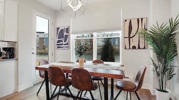 Family Apartment, Multiple Beds, Lake View | Dining room
