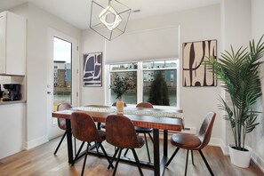 Departamento familiar, varias camas, vista al lago | Comedor