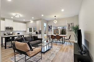 Apartamento familiar, varias camas, vistas al lago | Zona de estar | Smart TV de 55 pulgadas con canales digitales, servicios de streaming