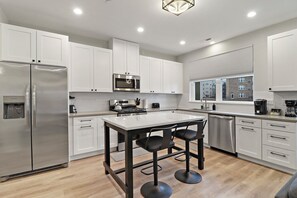 ファミリー アパートメント ベッド (複数台) レイクビュー | 専用キッチン | 冷蔵庫、電子レンジ、オーブン、コンロ