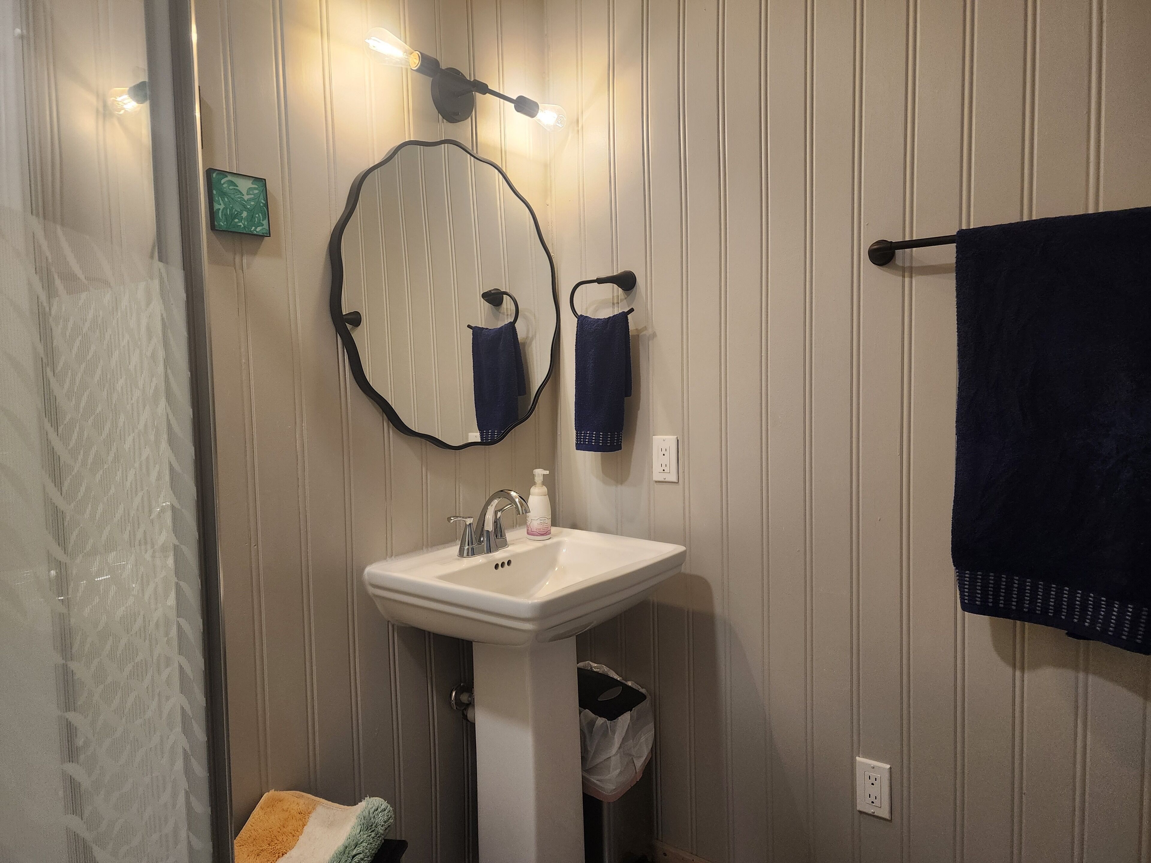 Dusch, hårtork, handdukar och tvål